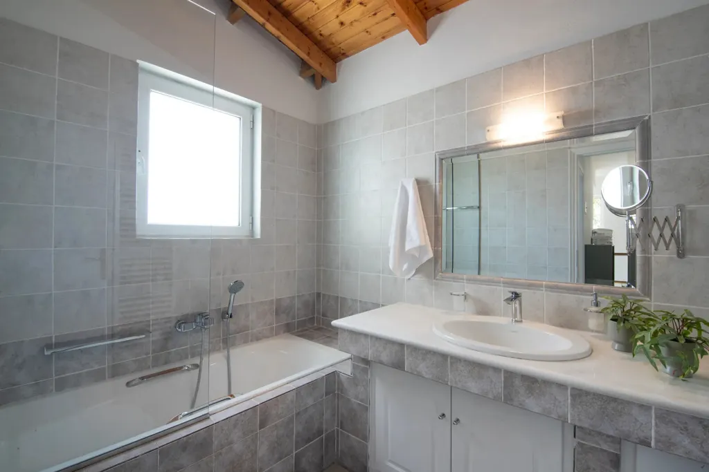 Salles de bain - Villa with Sea View in Daskaleio, Attica
