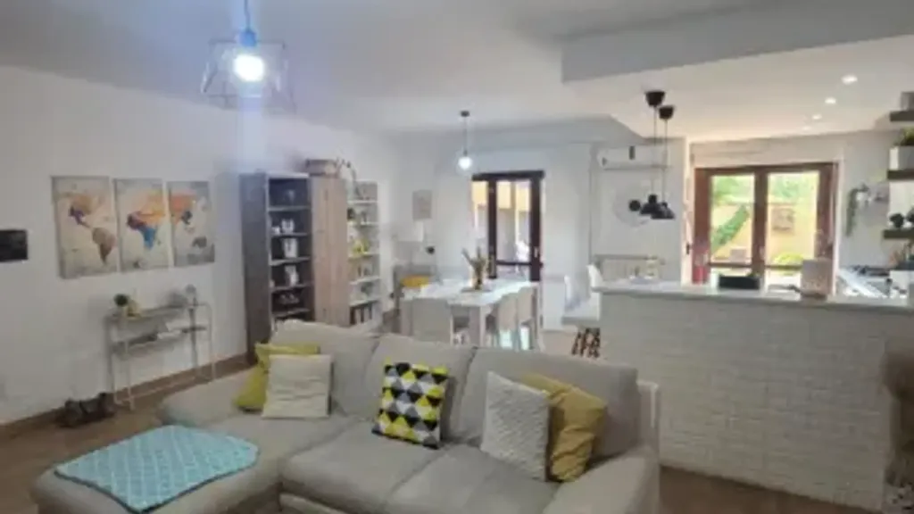 Soggiorno - Ample Trilocale with Garden in Ceccano