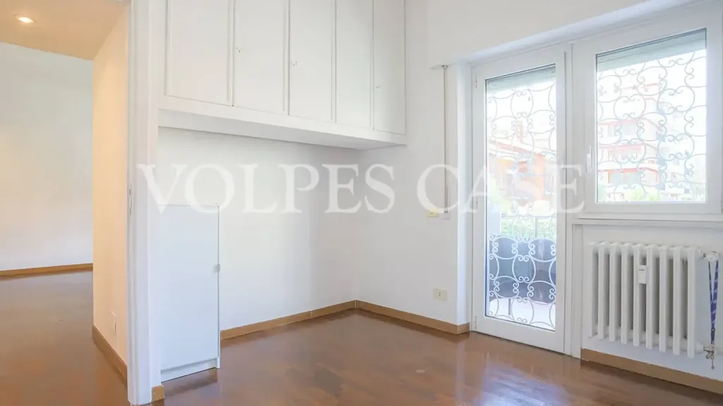 Chambres - Partially Furnished Flat with Balcony in Rome