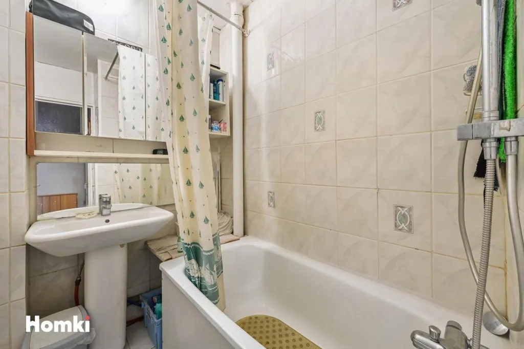 Bathrooms - 4-Bed Apartment with Private Parking in Valenton