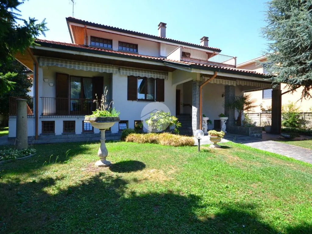 Aed - Detached Villa with Garden in Vittuone