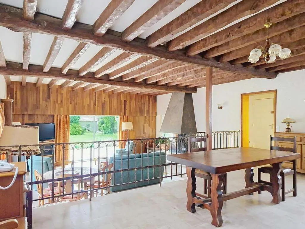 7-toaline maja asukohas Fontenay-Saint-Pere