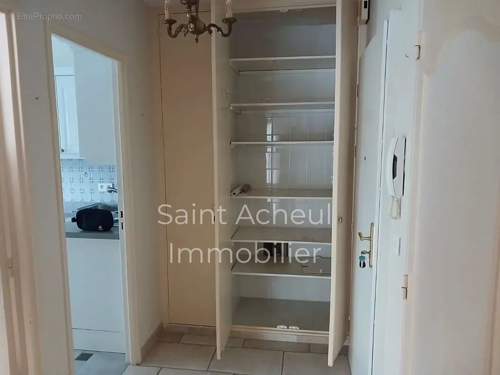Entrée - Appartement Lumineux avec Cave au Quartier Quebec