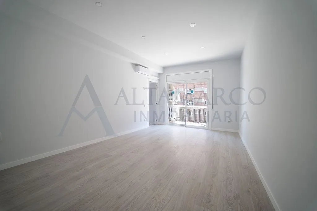 Rooms - Reform Apartment with Balcony in Barcelona