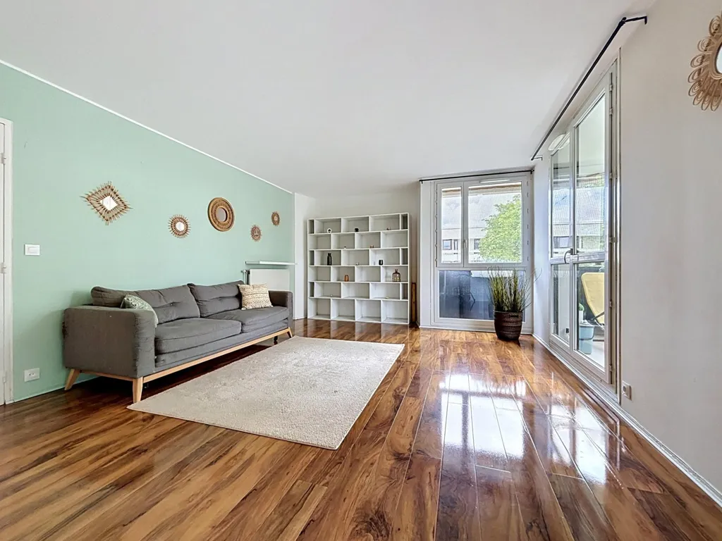 Elutuba - 3-Bed Flat near Park in Elancourt