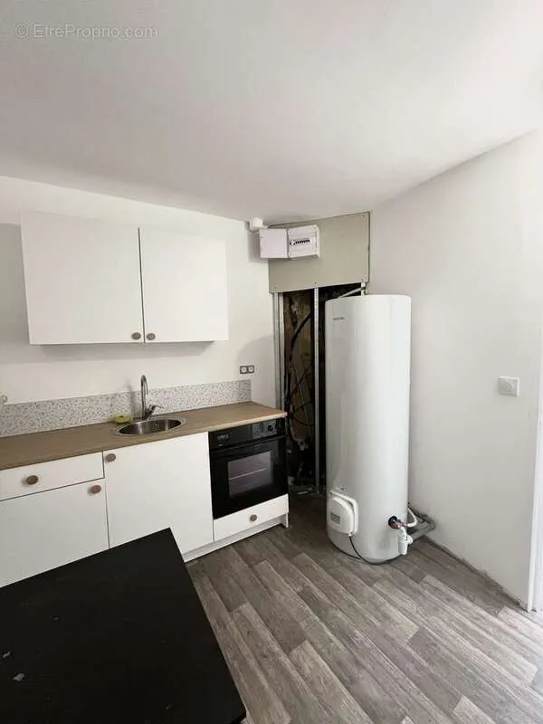 Köök - Apartment with Renovation Potential in Tourcoing