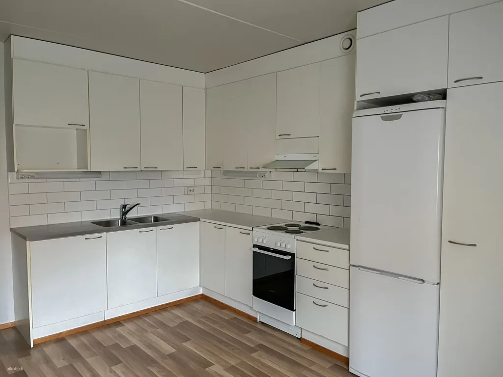 Köök - Spacious Flat with Balcony in Länsimäki, Vantaa