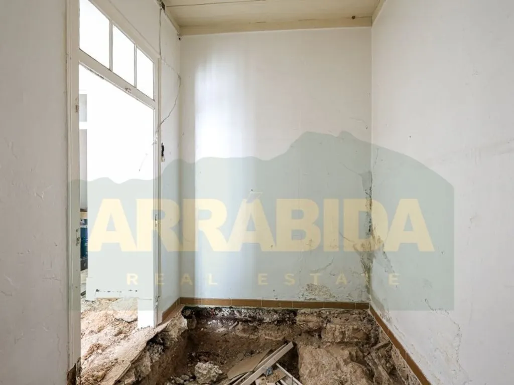Pièces - Luxury Apartment Complex for Renovation in Sesimbra