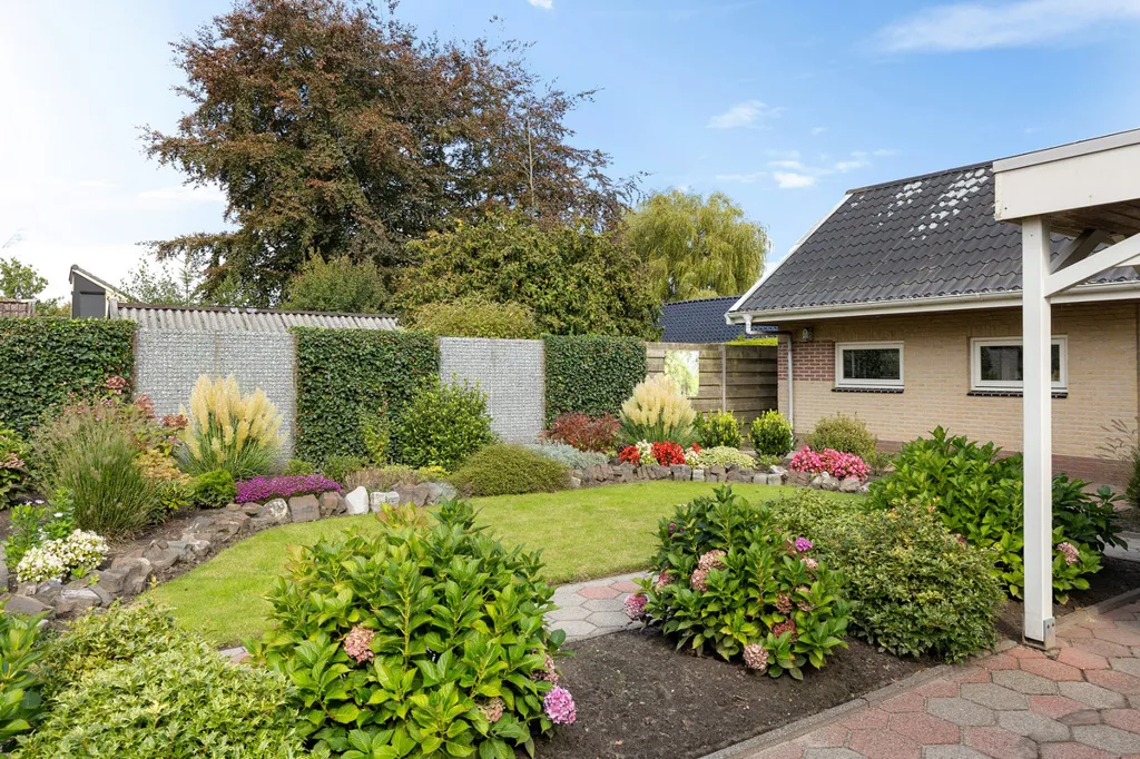 Jardin - Detached House with Carport in Buitenpost