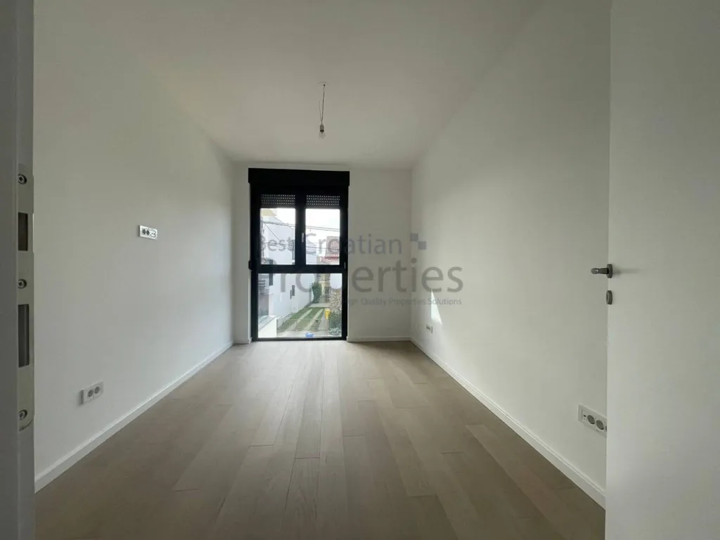 Pièces - 4-Bedroom Apartment with Balcony in Velika Gorica