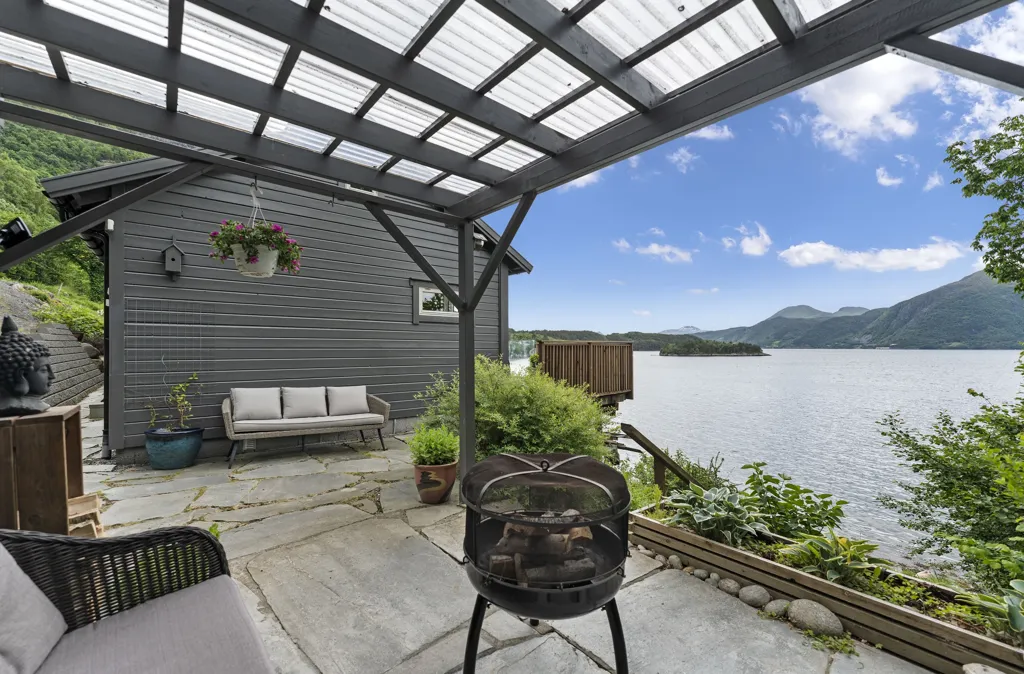 Terrazza - Seafront Cottage with Private Garden in Gausetbukta