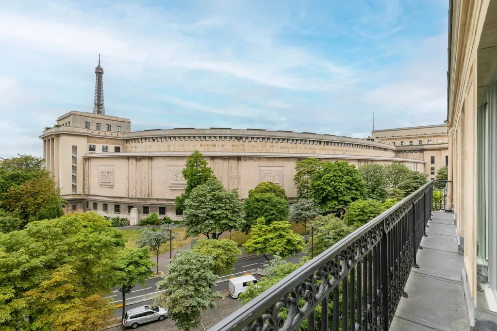 Balcon - Appartement Rénové avec Vue sur la Tour Eiffel à Paris 16e