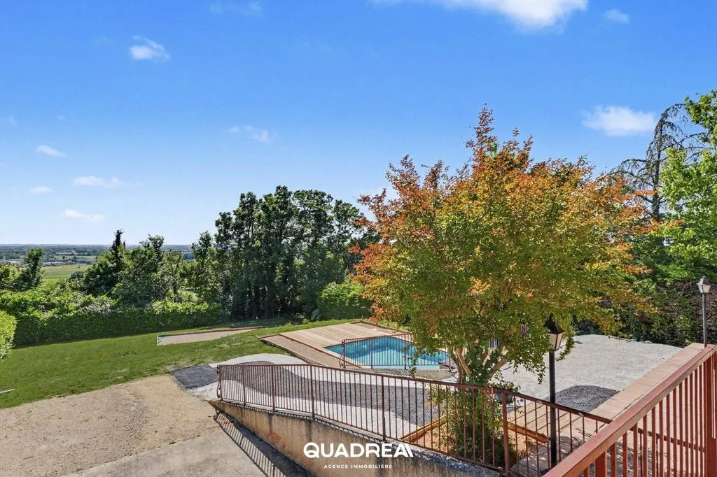 Pool - Spacious House with Pool in Gratentour
