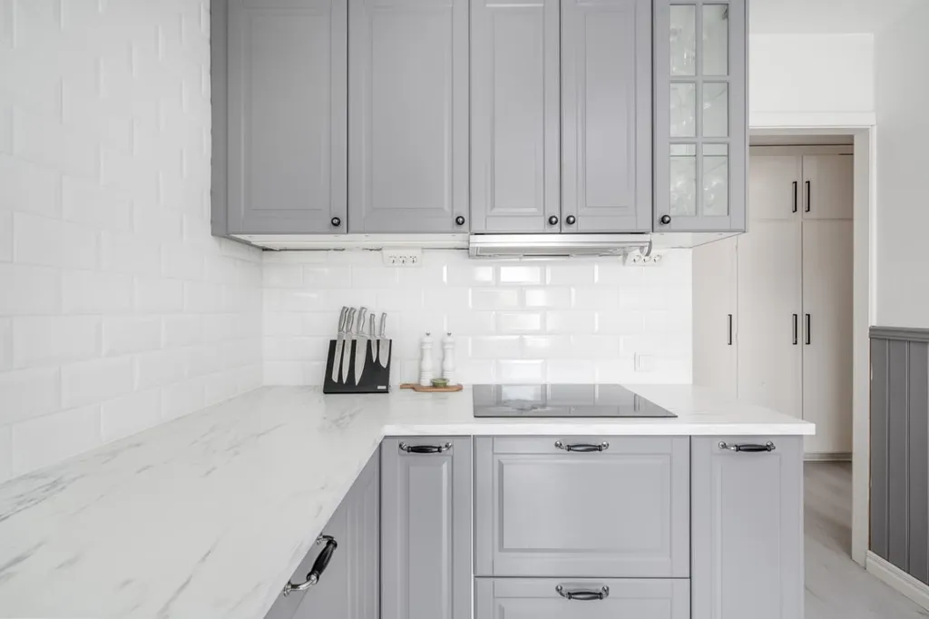 Cuisine - Modernised Flat with Glass Balcony in Central Location