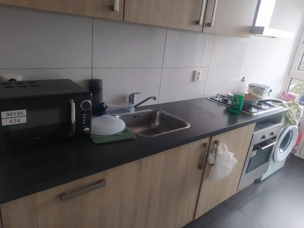 Cuisine - Studio Apartment in 4-Bedroom Flat