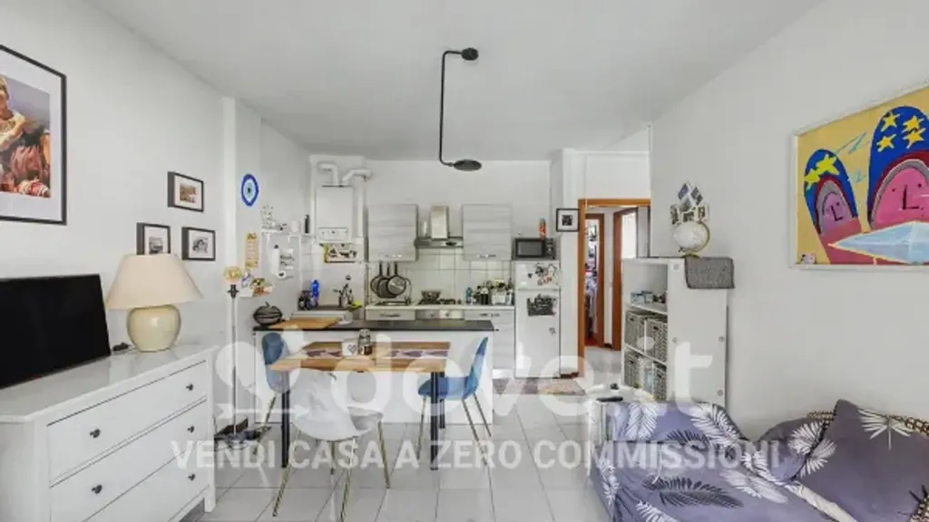 Elutuba - Apartment with Balcony and Pool View in Porto Valtravaglia