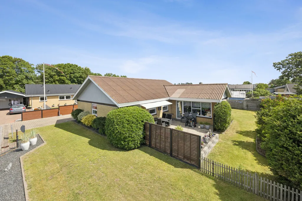 Garden - Functional Villa with South-West Terrace in Åbyen