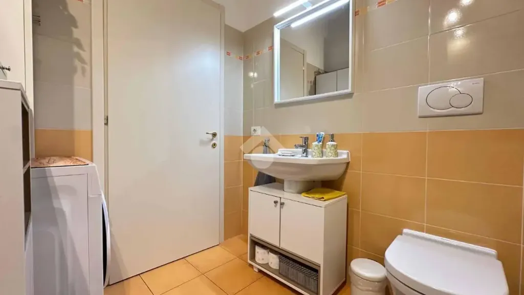 Salles de bain - Attico with Balcony in Crespiatica