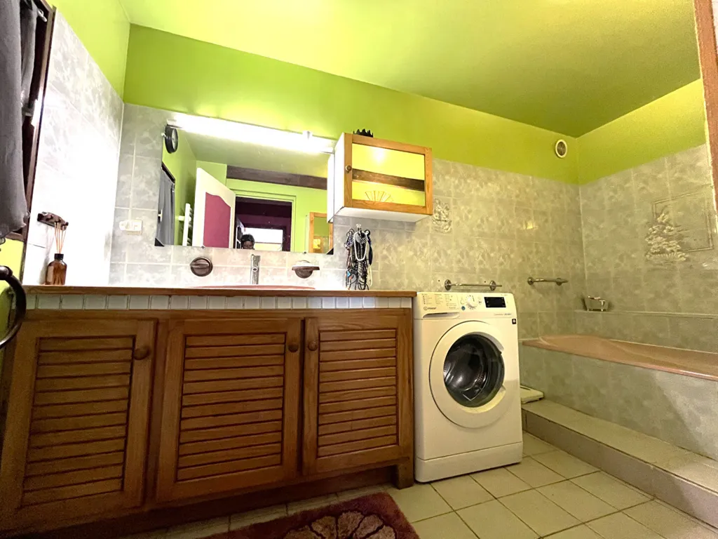 Salles de bain - Maison avec Jardin et Atelier à Roannes St Mary