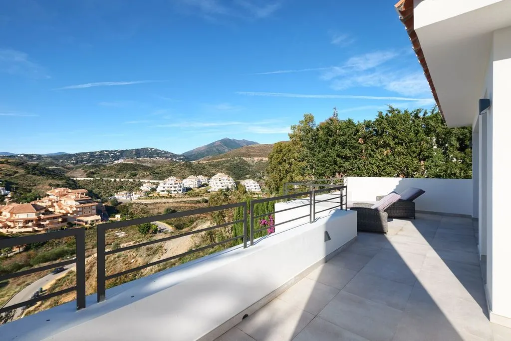 Balcon - Luxury Villa with Pool in Nueva Andalucía
