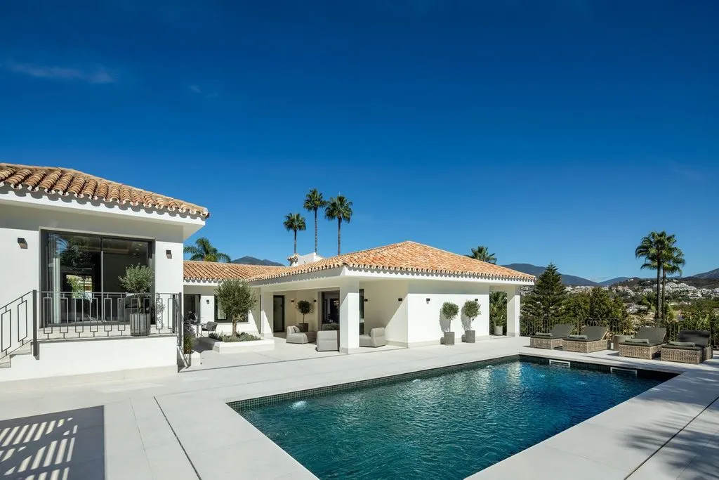 Piscine - Luxury Villa with Pool in Nueva Andalucía
