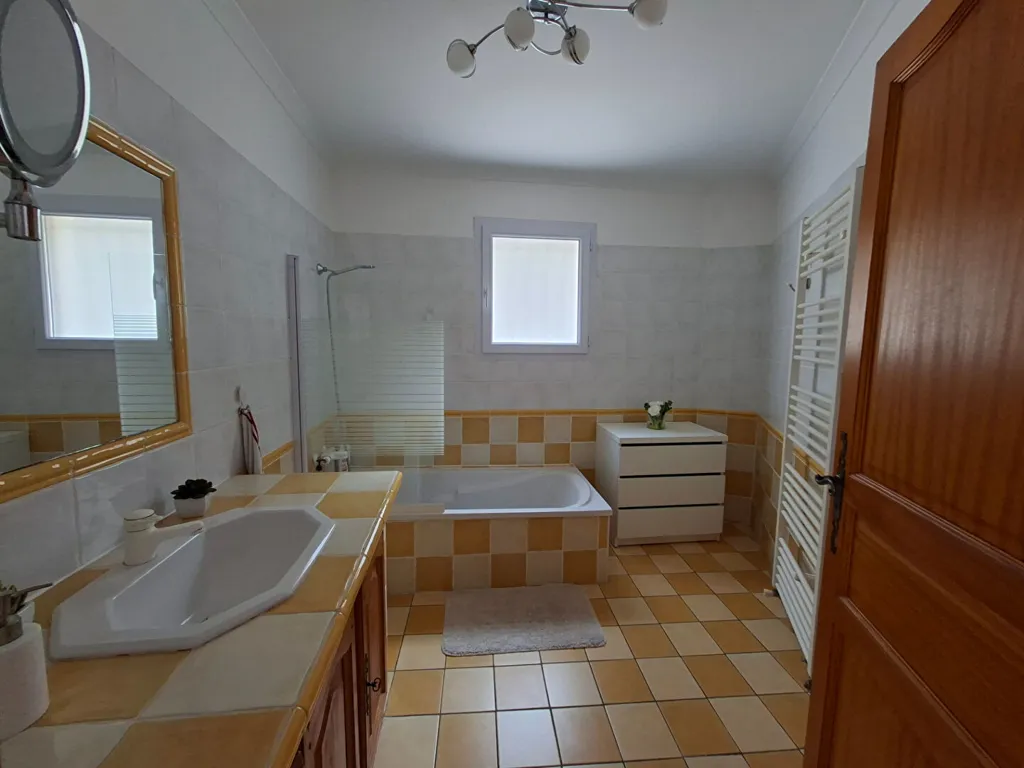 Salles de bain - Villa Contemporaine avec Vue Dégagée à Sénéchas