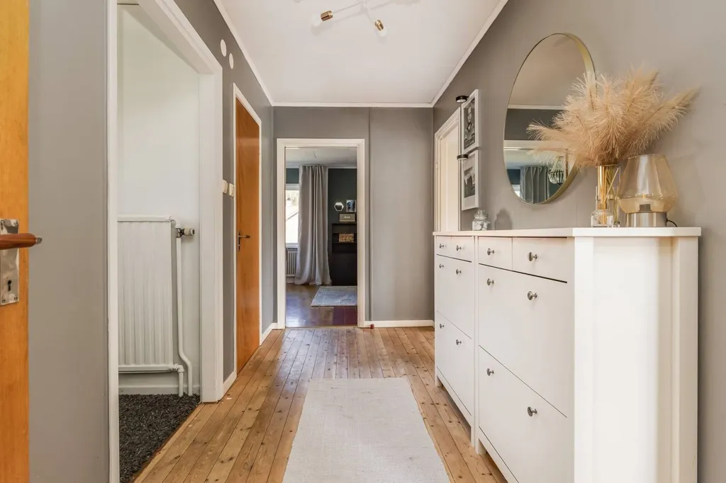 Esik - Charming Villa with Garden in Knutsbovägen