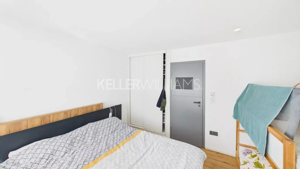 Chambres - Maison Rénovée de 9 Pièces à Rumelange
