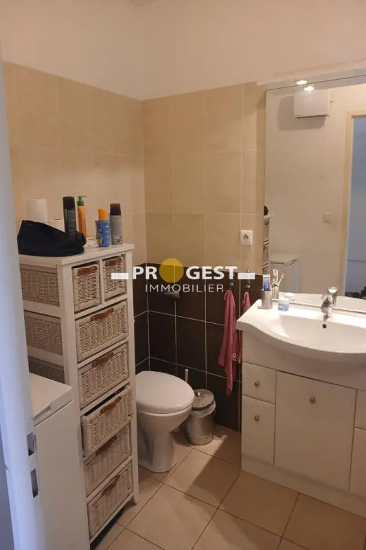 Salles de bain - Appartement avec Terrasse à La Destrousse