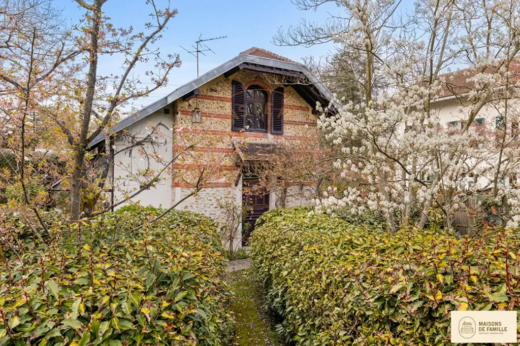 Aed - Architectural House with Garden in Rueil-Malmaison
