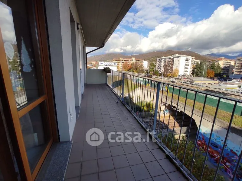 Balcon - Two-Level Apartment with Balcony in Bergamo