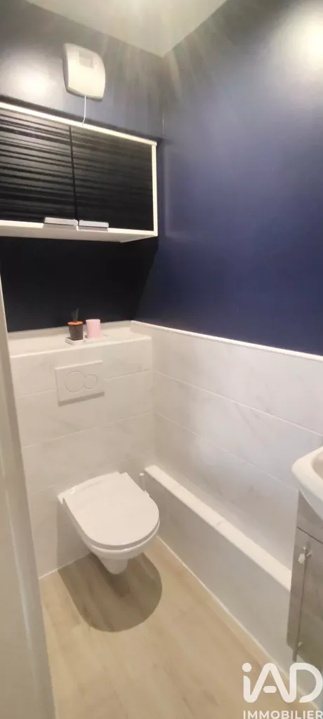 Bathrooms - 4-Bedroom Apartment with Terrace in Chelles