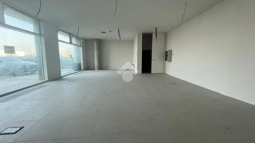 Toad - Commercial Space with Parking in Valdaro, Mantova