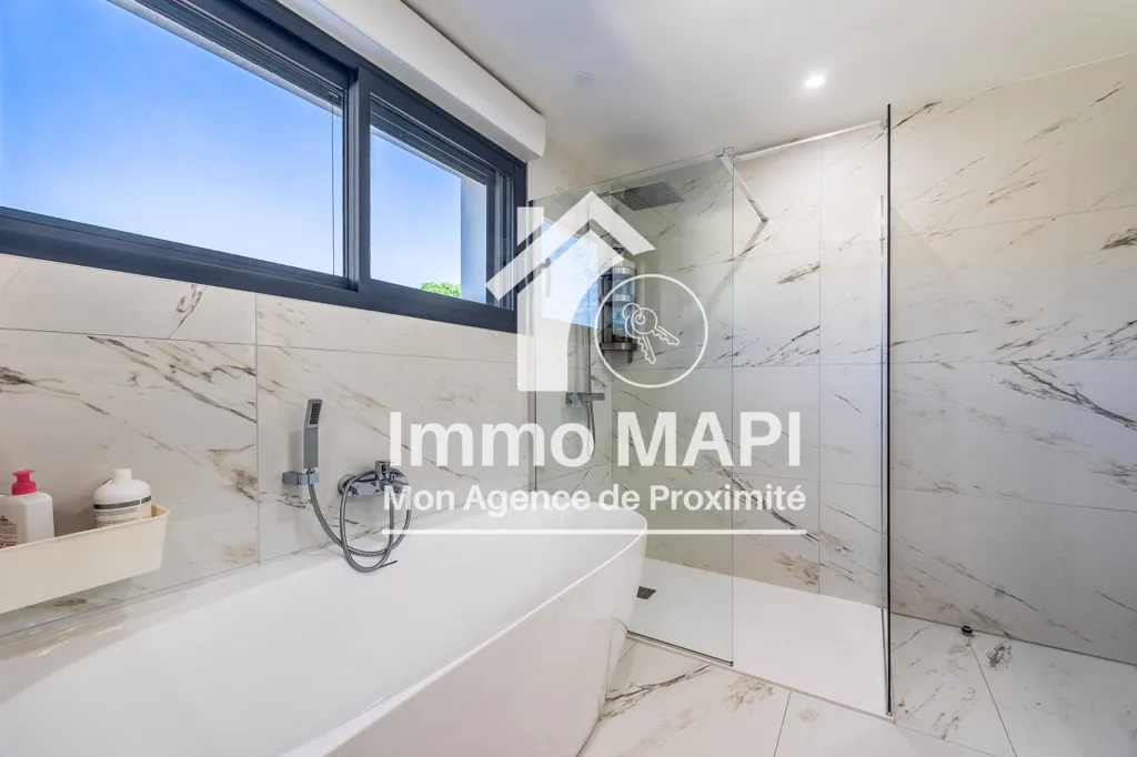 Salles de bain - Maison Rénovée avec Piscine à Lattes