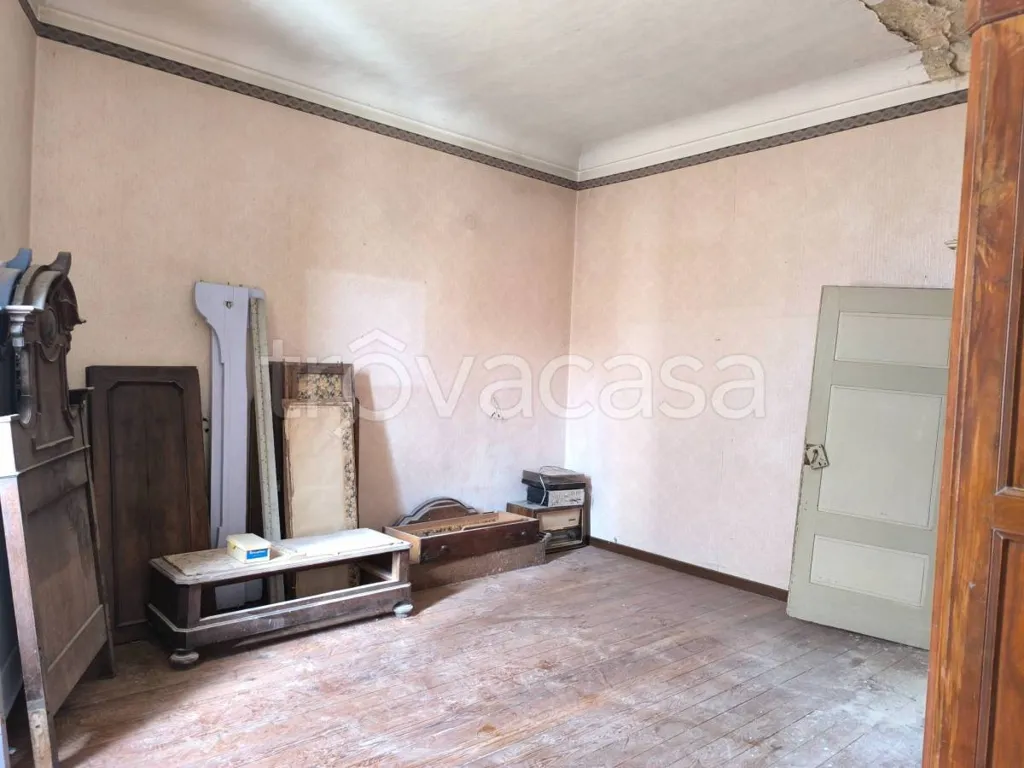 Pièces - Historic Apartment with Piazza View in Mondovì