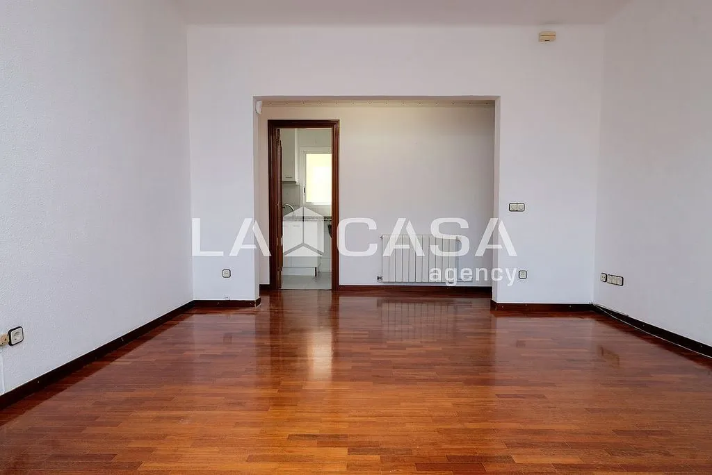 Toad - East-West Oriented Flat near Passeig Maragall