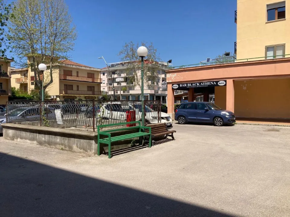 Välivaade - Commercial Unit with Parking in Capaccio Scalo
