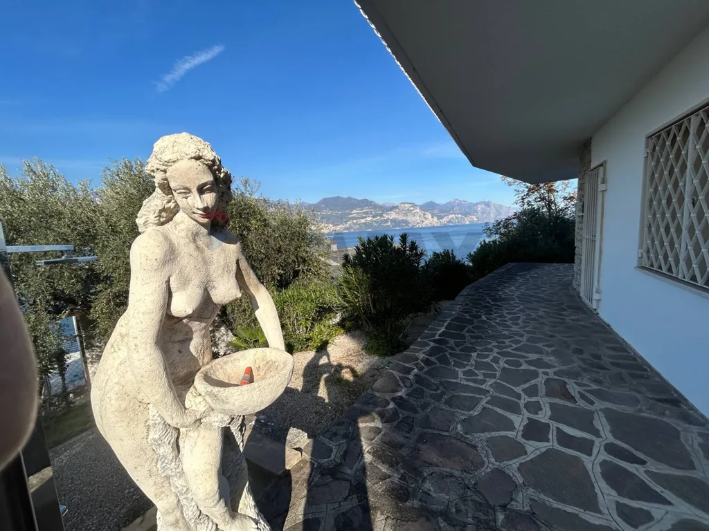Terrazza - Villa with Panoramic Lake View in Brenzone