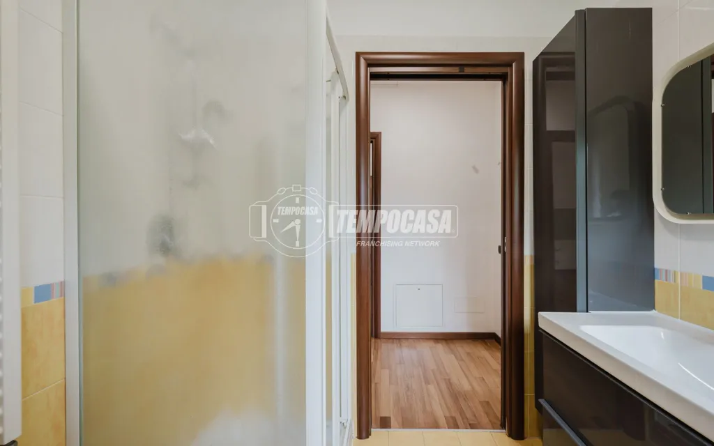 Salles de bain - Two-Bedroom Apartment with Balcony in Trezzano Sul Naviglio