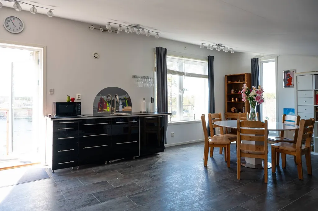 Söögituba - Scenic Villa with Pool in Southern Archipelago