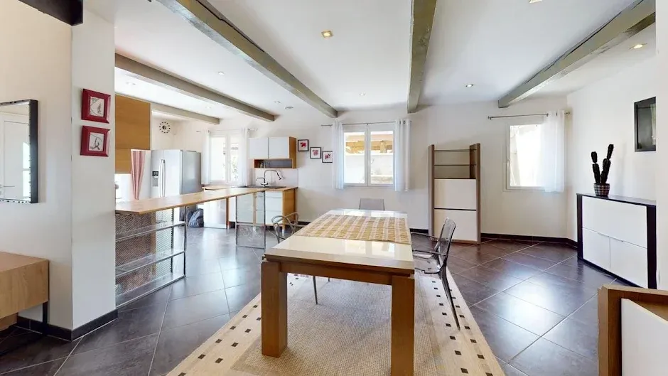 Salle à manger - Maison Rénovée avec Garage à Vaulx-en-Velin