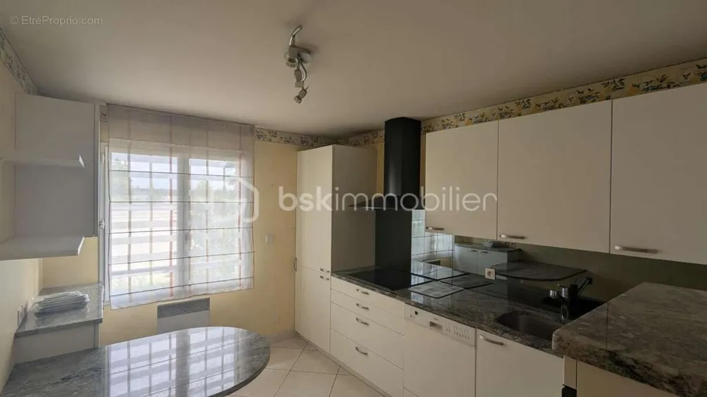 Kitchen - Bright Apartment with Double Garage in Petit Chantilly, Orvault