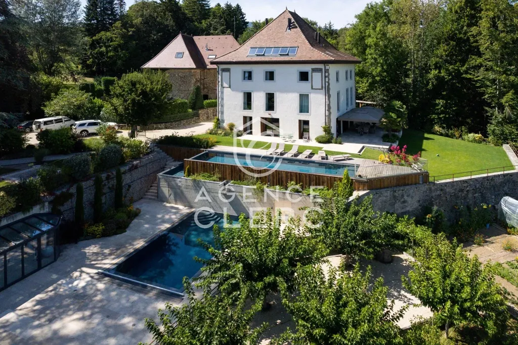 Vue aérienne - Propriété Historique avec Piscines à Pers-Jussy