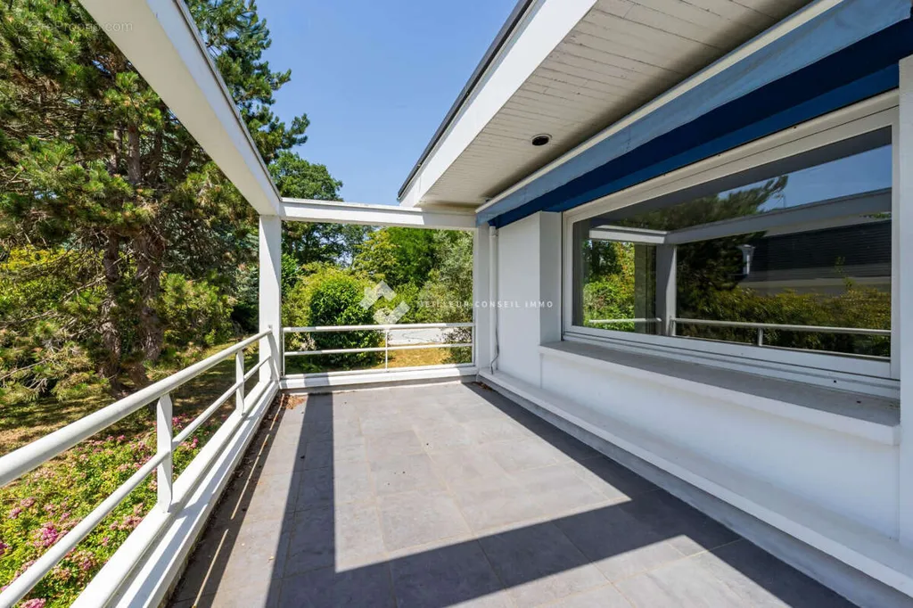 Balcone - Architectural House with Pool in Dammarie-les-Lys