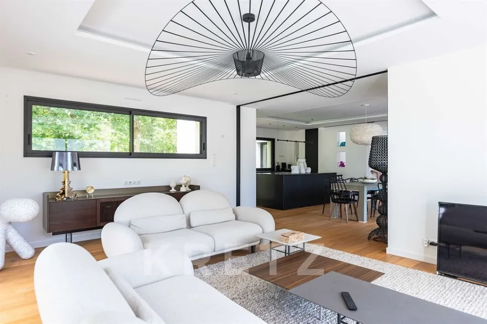 Elutuba - Contemporary House with Pool near Golf Course