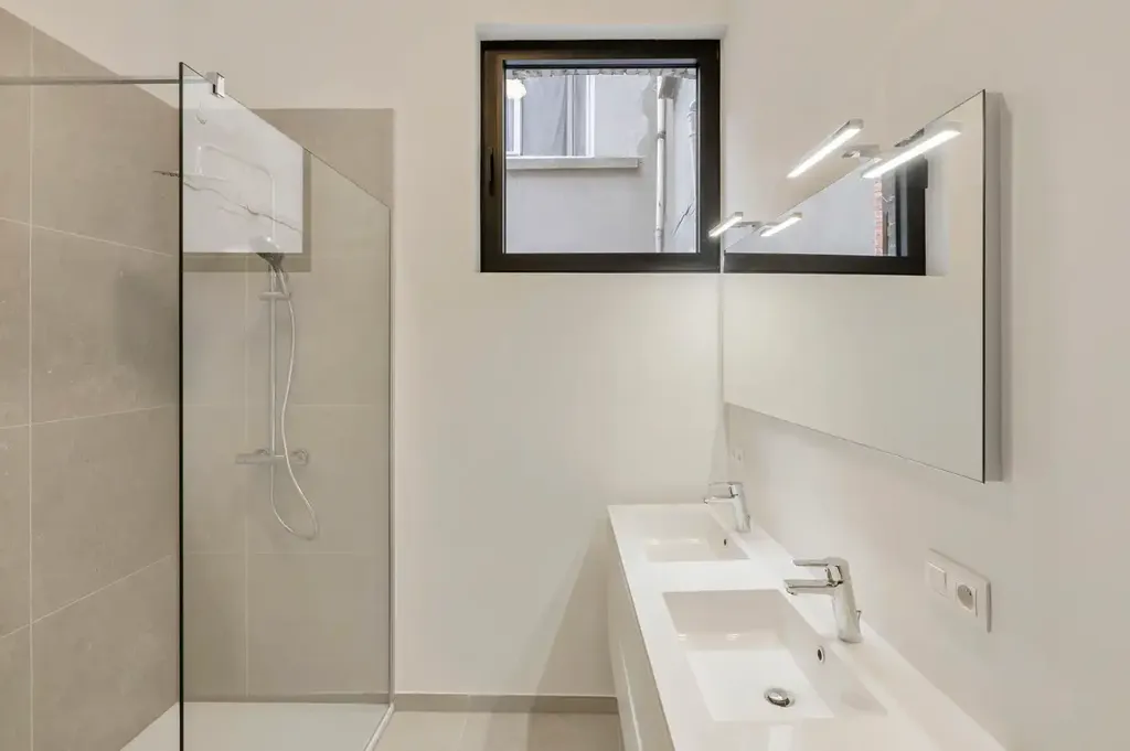 Salles de bain - Appartement Rénové avec Terrasse au Cœur d'Anvers