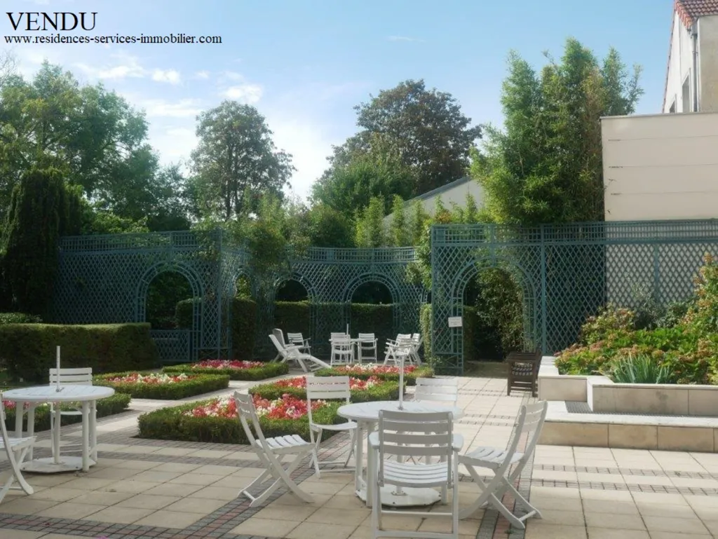 Aed - Refurbished 3-Bed Flat with Garden View in Rueil-Malmaison