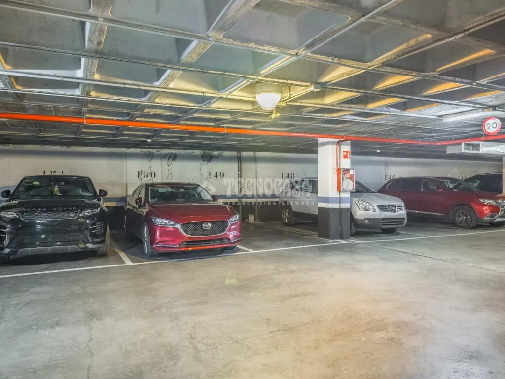 Garage - Garage Space with Lift in Madrid