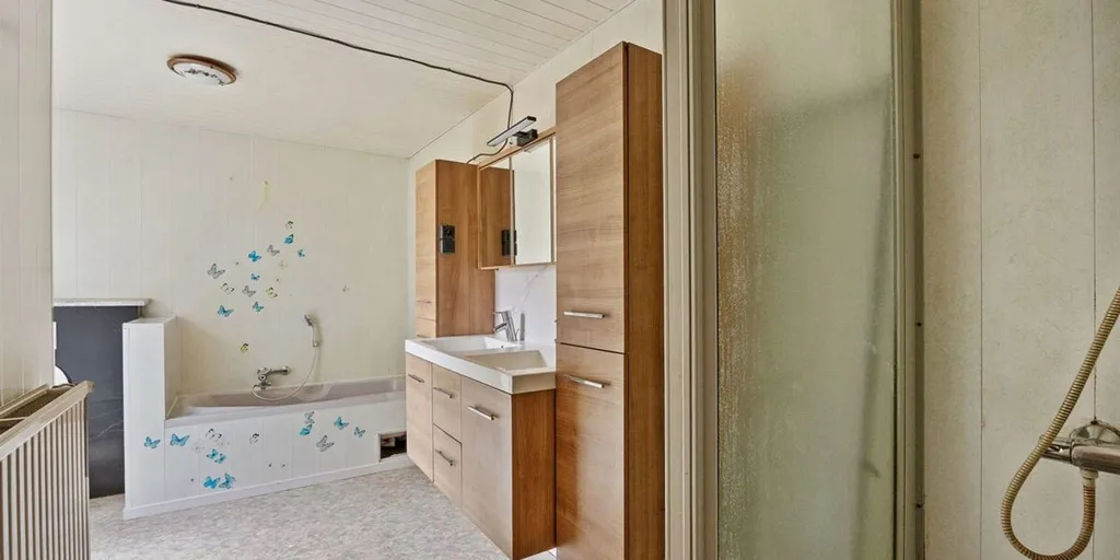 Bathrooms - Mixed-Use Property with Private Residence in Tongeren