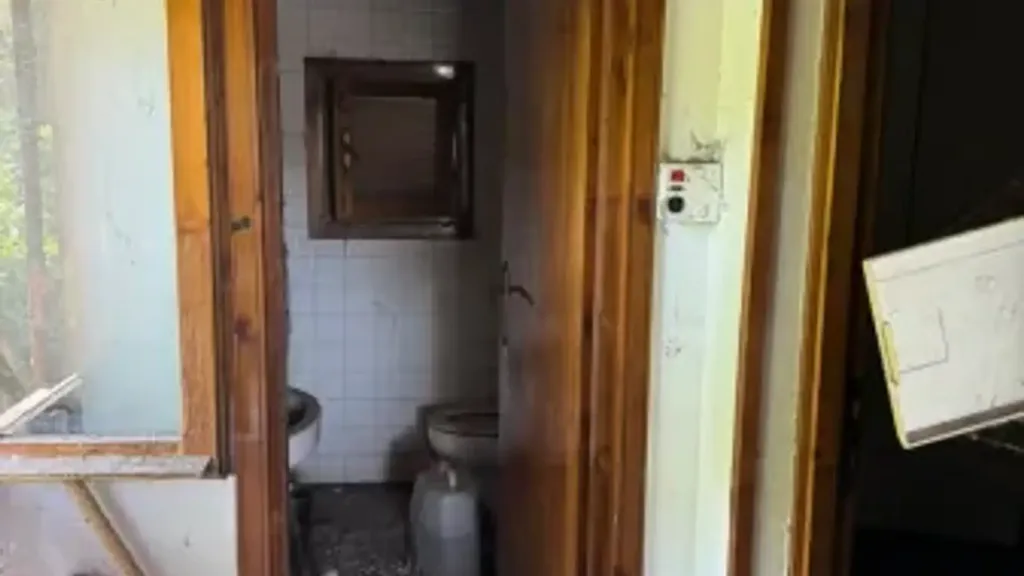 Bathrooms - Rustic Villa with Garden in Rome